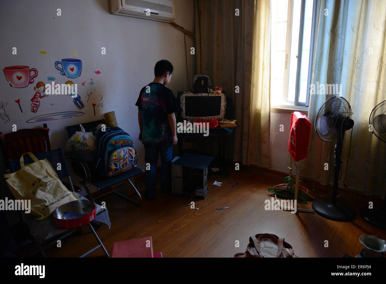 Jiaxing, Zhejiang, Cina 9 Maggio 2015-- nipote Chengcheng gioca in casa. Ci sono circa oltre 1 milioni di famiglie hanno perso le loro solo un bambino in Cina. Secondo la Cina media, ci sono 190 milioni di 15-30 anni di persone che sono un solo bambino nella loro famiglia e ci sono oltre 2 milioni di persone anziane che hanno perso il loro solo un bambino. Essa è aumentata 78.000 famiglie ogni anno. Oltre 2 milioni di cittadini anziani perso il loro unico figlio. Un bambino di una politica della famiglia è stato realizzato dal 1982. Foto Stock