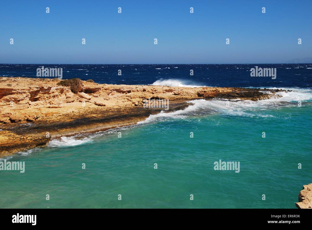 Costa rocciosa di Koufonissi, Cicladi, Isole greche, Grecia Foto Stock