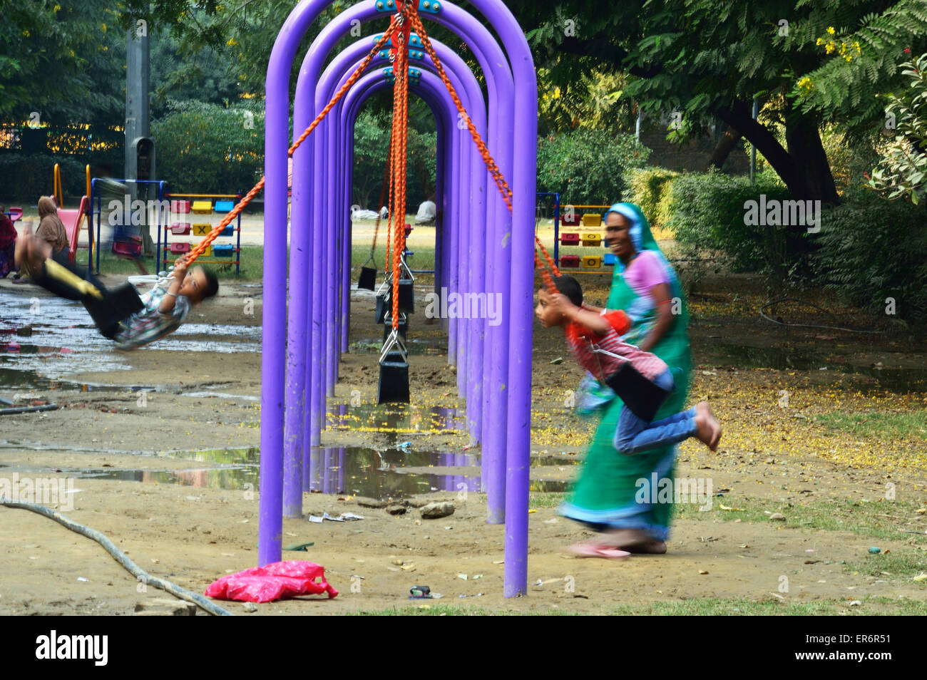 Villaggio i bambini su altalene Delhi India Marzo 2015 Foto Stock