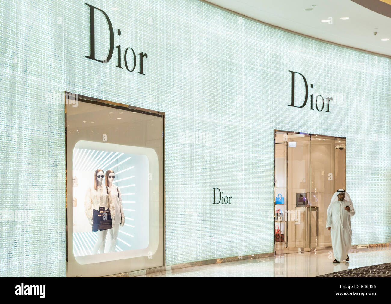 Shopper araba al di fuori del Negozio Christian Dior Centro Commerciale Dubai Dubai Emirati Arabi Uniti EMIRATI ARABI UNITI MEDIO ORIENTE Foto Stock
