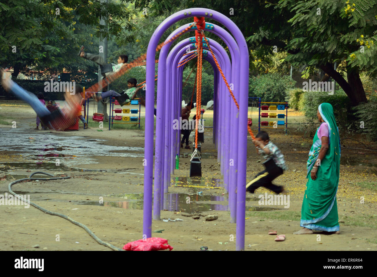 Altalene per bambini Delhi India Marzo 2015 Foto Stock