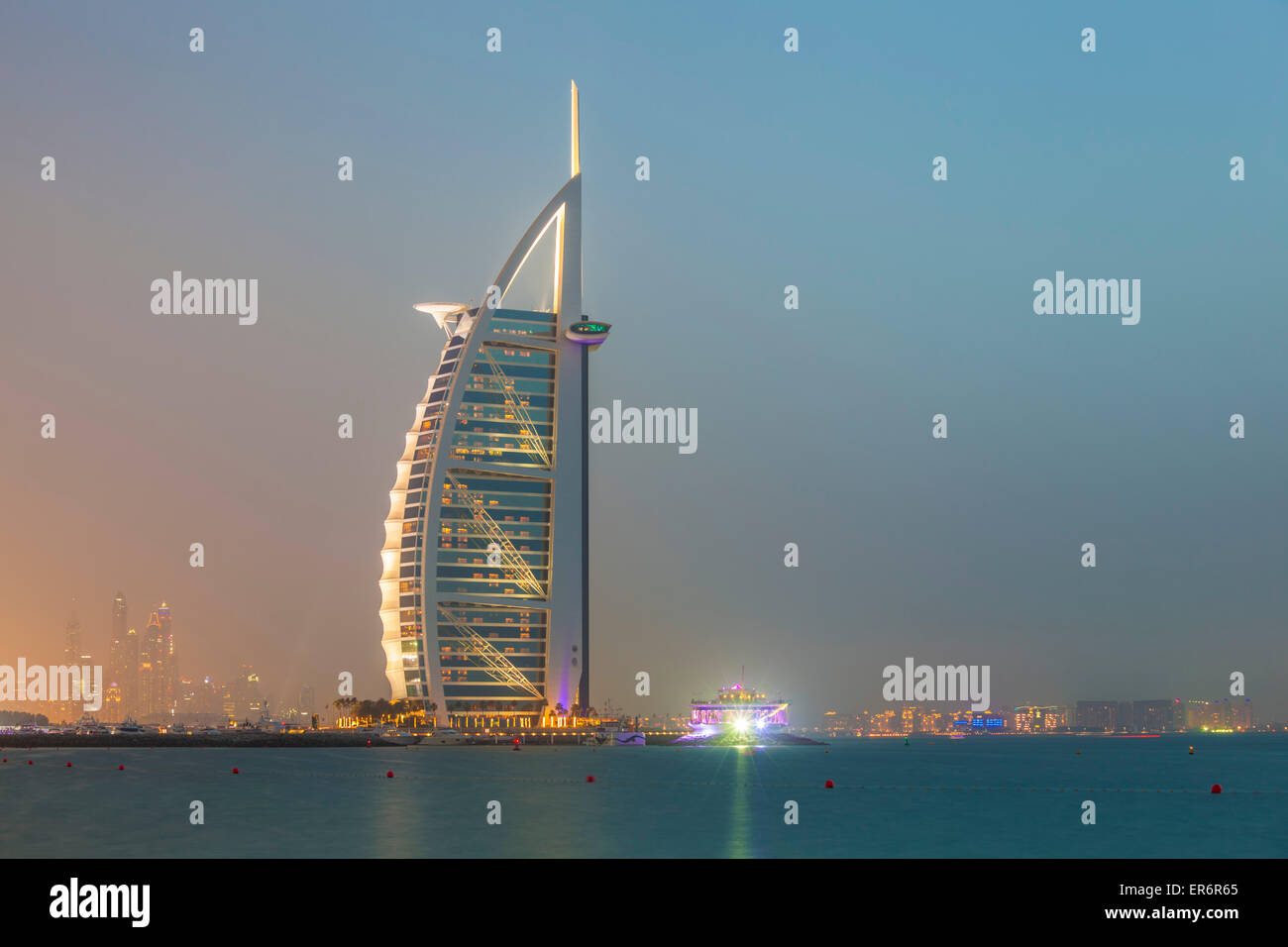 Dubai Burj al Arab hotel di notte a Dubai, Emirati Arabi Uniti, Emirati arabi uniti Foto Stock