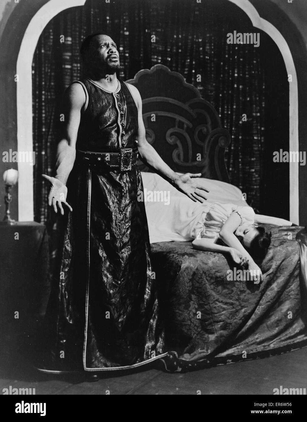 Scena di Otello con Paul Robeson e Margaret Webster cioè Uta Hagen come Desdemona. Theatre Guild produzione 1943/44. Data 1943 o 1944?. Scena di Otello con Paul Robeson e Margaret Webster cioè Uta Hagen come Desdemona. Theatre Guild produzione 19 Foto Stock