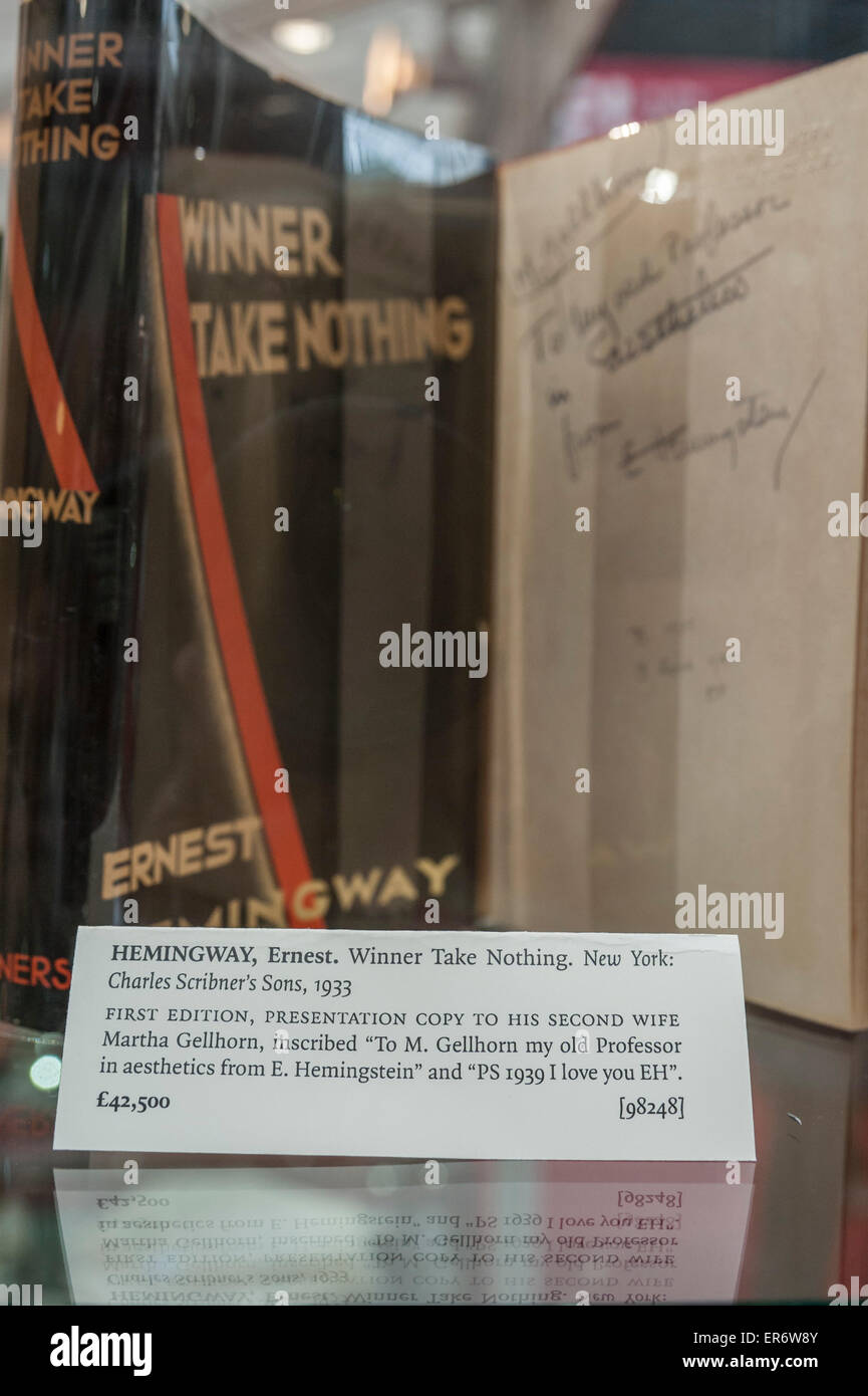 Londra, Regno Unito. Il 28 maggio 2015. Ernest Hemingway's "Vincitore prendere niente' in vendita per £ 42500, come opere letterarie gli appassionati e i collezionisti di raccogliere per la 58a Londra antiquario internazionale Salone del libro a Kensington Olympia. Questo grande evento di tre giorni è uno del più grande e prestigioso antiquario fiere del libro nel mondo, presentazione di raro, unico e singolare di elementi da 180 leader nel Regno Unito e gli operatori internazionali. Credito: Stephen Chung / Alamy Live News Foto Stock