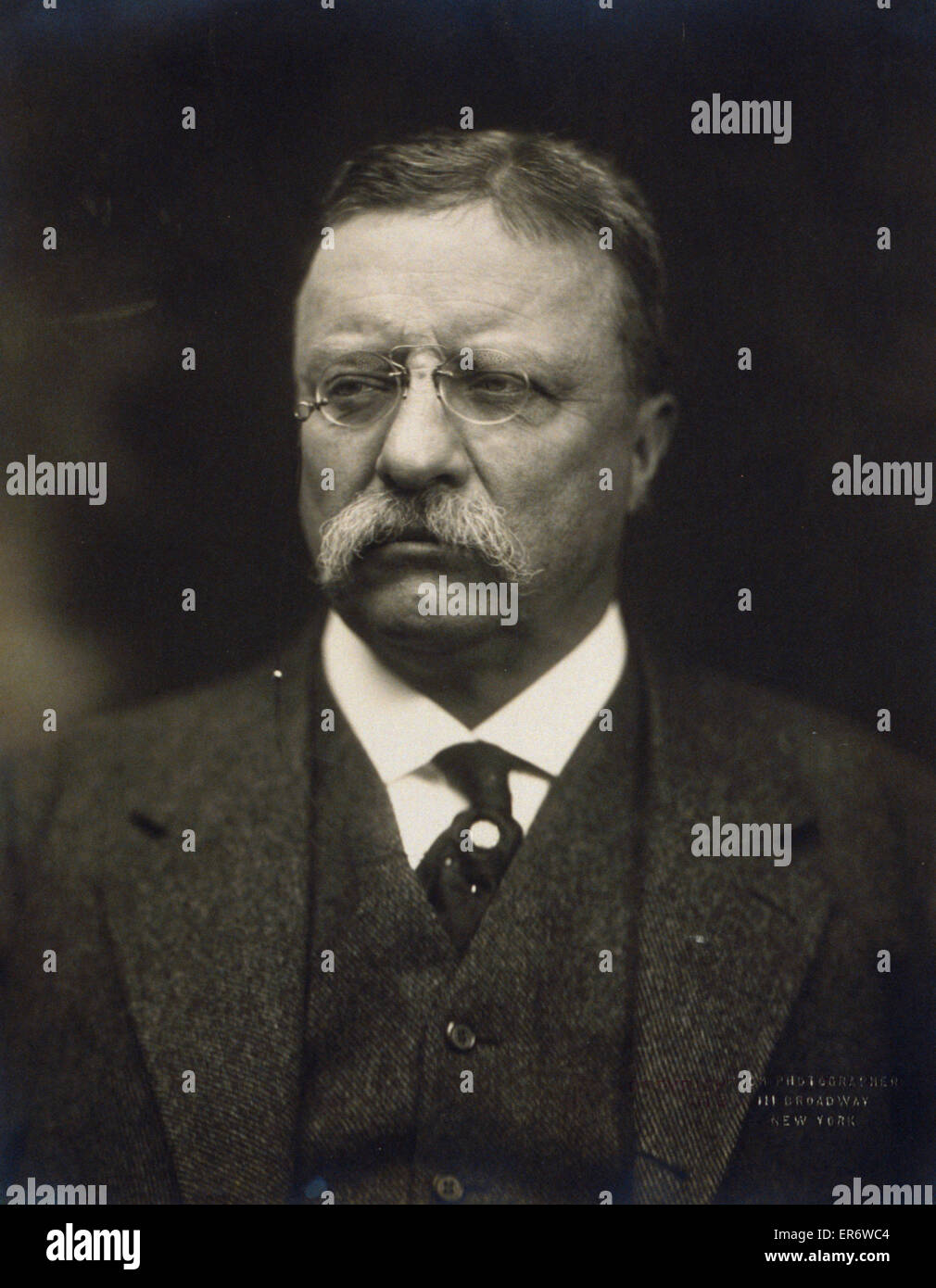 Theodore Roosevelt, busto ritratto, rivolto verso la parte anteriore Foto Stock