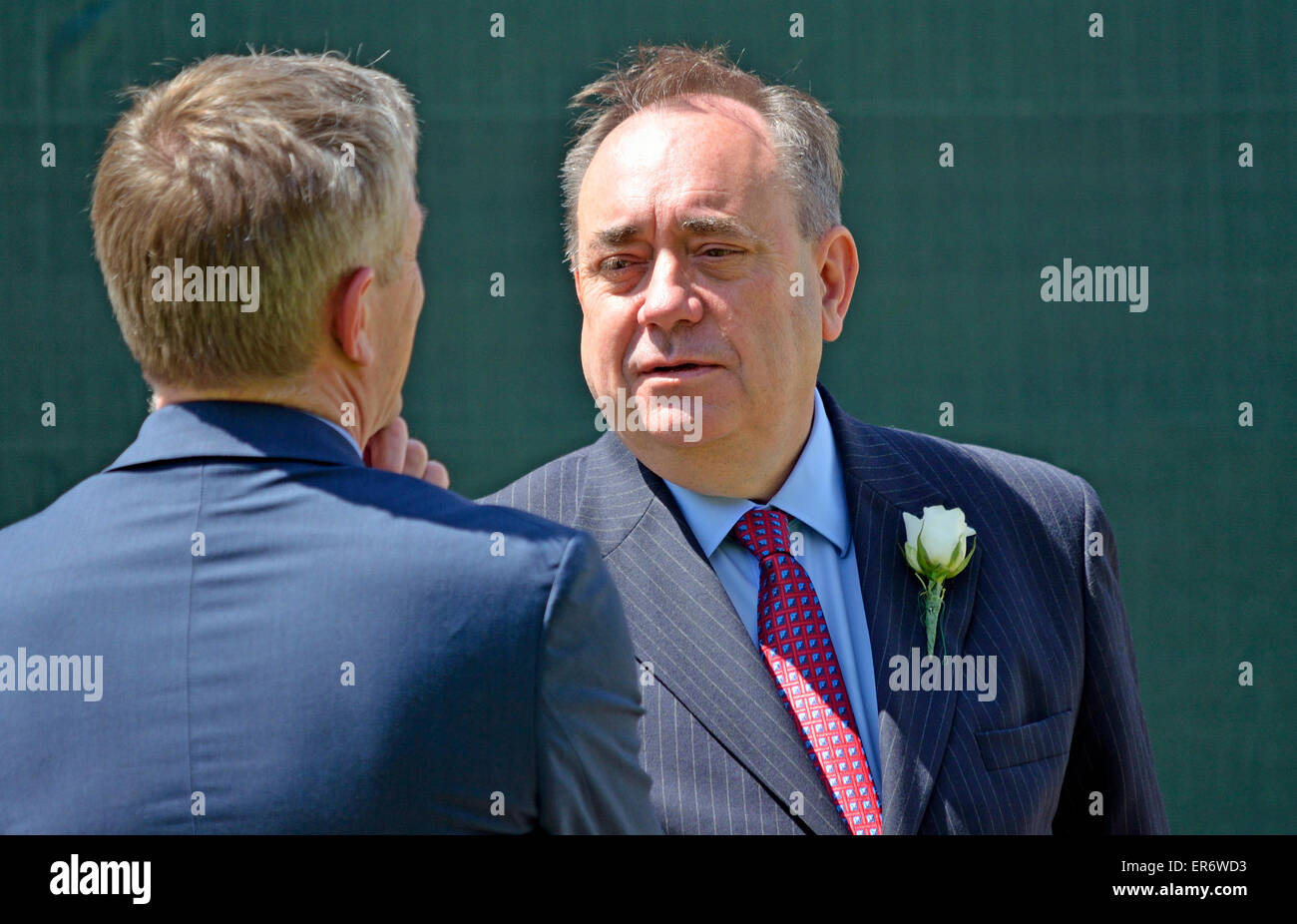 Alex Salmond MP (SNP: Gordon) su College Green, Westminster, regina dopo la parola, 27 maggio 2015, lo stato apertura di Parliamen Foto Stock