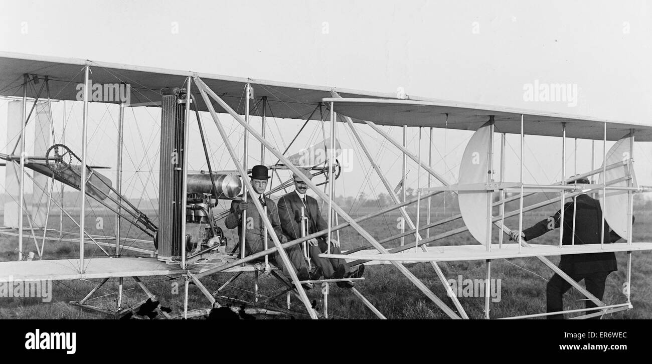 Orville seduto in aereo Wright con Albert B. Lambert prima del decollo; Simms Station, Dayton, Ohio. Data 1910 maggio 18. Foto Stock