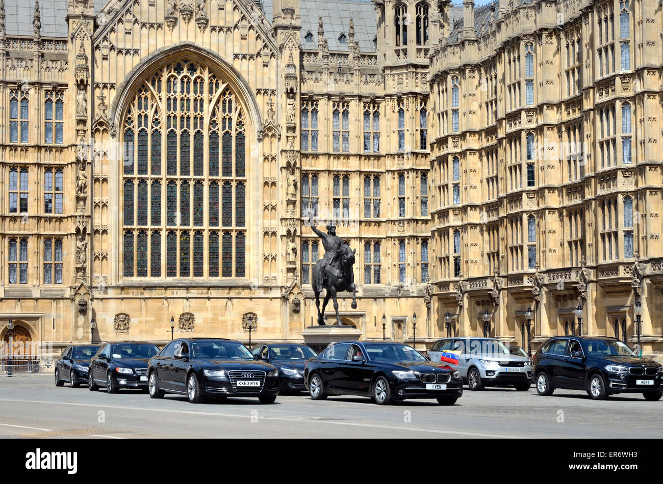 Londra, Inghilterra, Regno Unito. Case del Parlamento parcheggio pieno di auto diplomatiche per lo stato apertura del Parlamento, Maggio 2015 Foto Stock