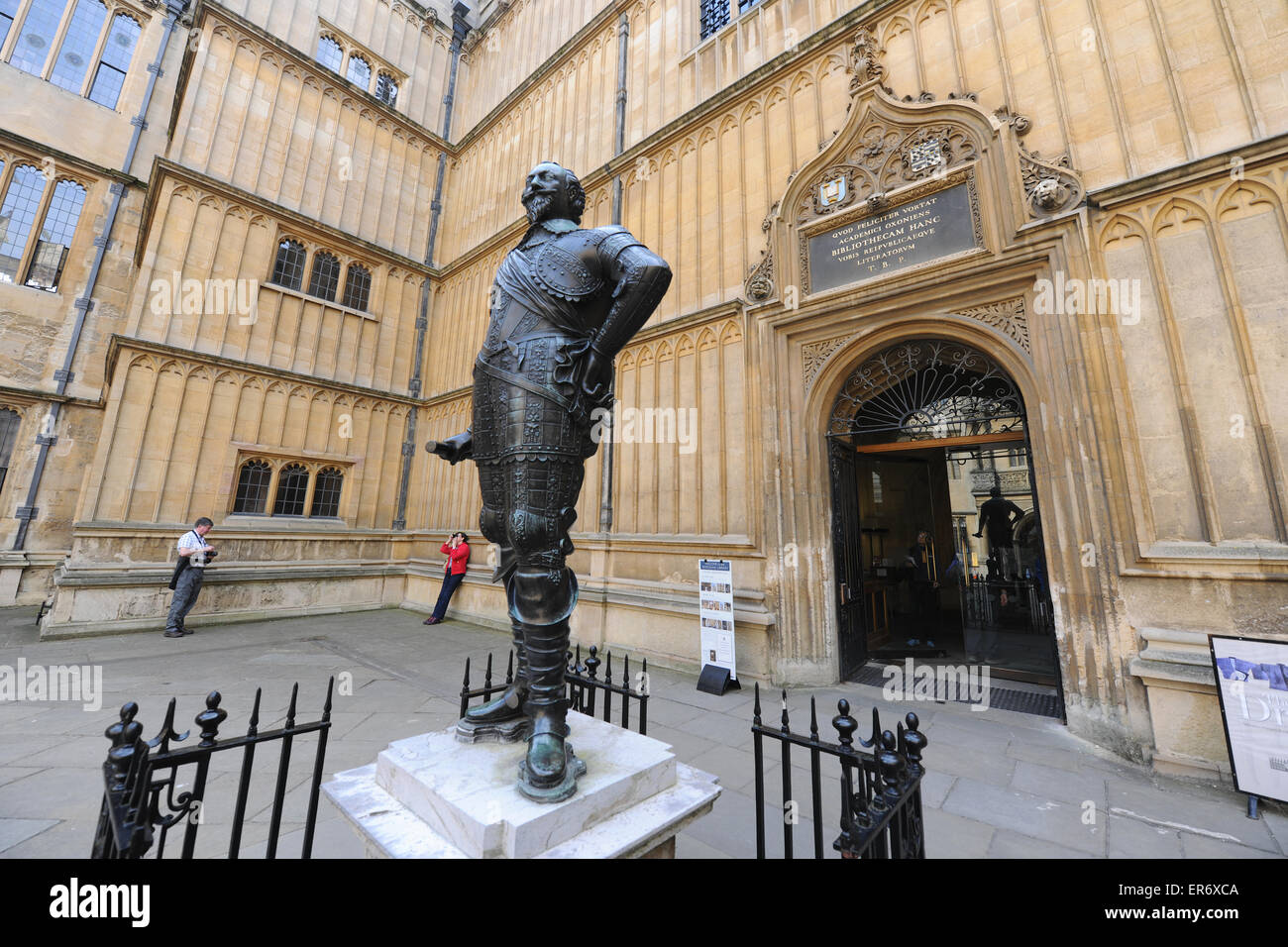 La statua del conte di Pembroke nelle vecchie scuole un quadrangolo biblioteca Bodleian, parte dell'Università di Oxford, Inghilterra. Foto Stock