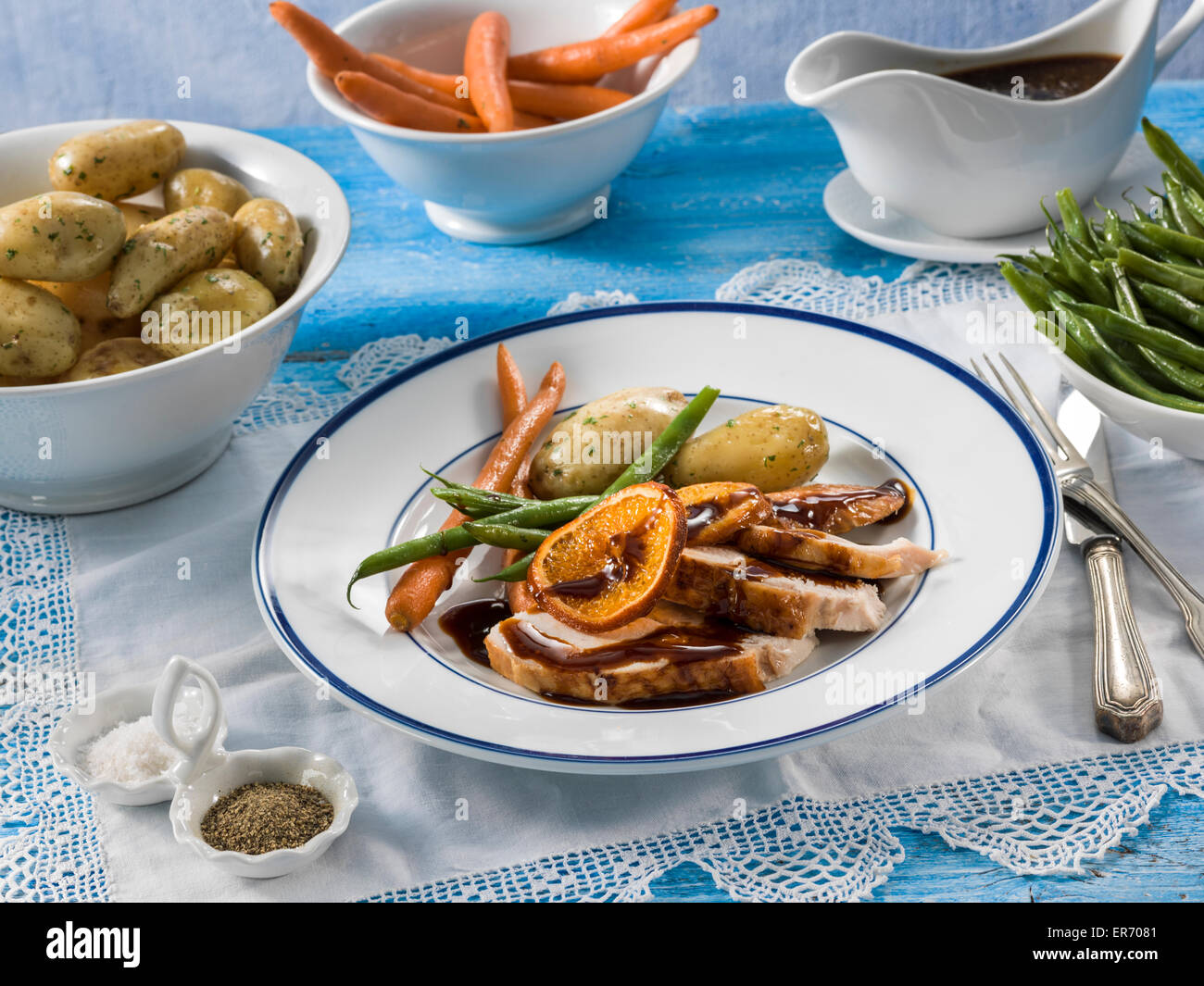 La Turchia con carote fagioli e patate su una piastra Foto Stock