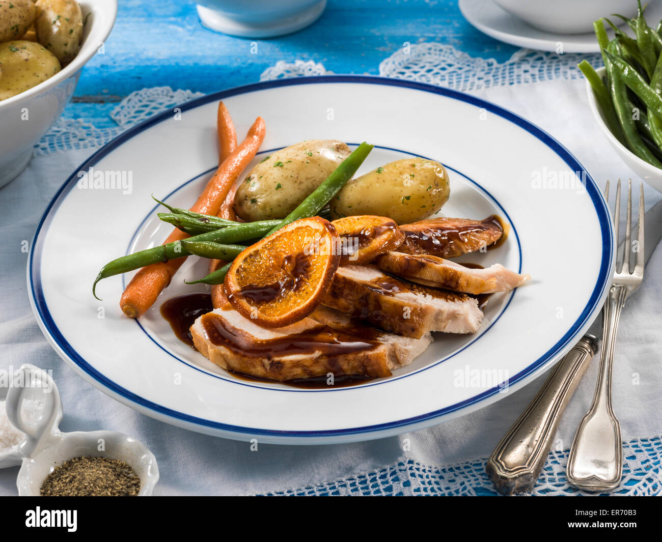 La Turchia con carote fagioli e patate su una piastra Foto Stock