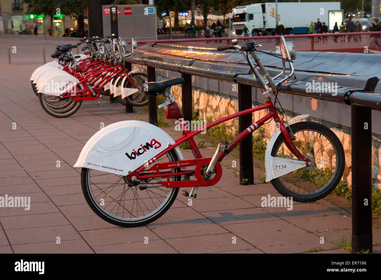 Noleggio biciclette al crepuscolo in Barcellona, Spagna Foto Stock