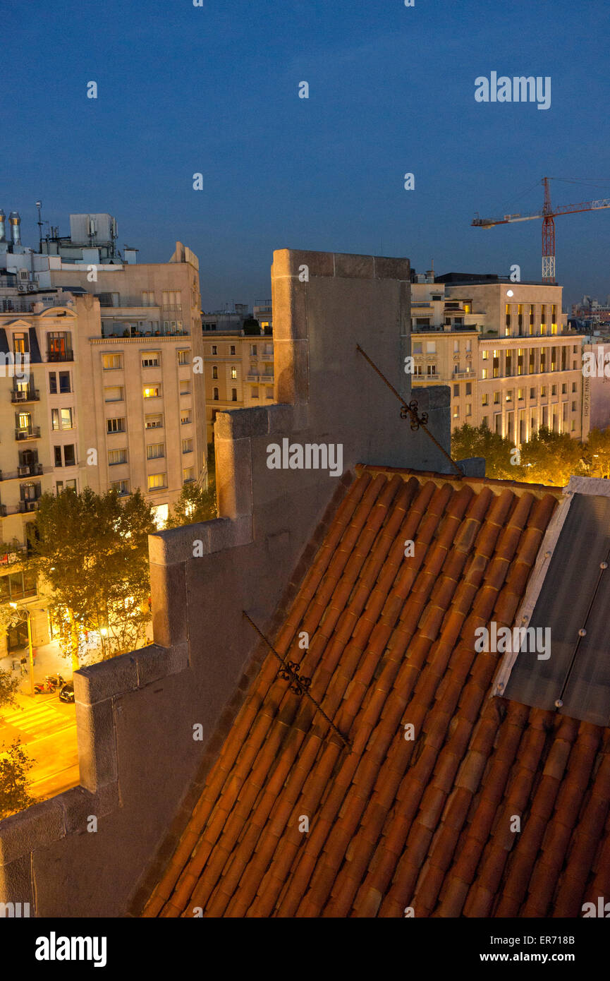 Tetto della Casa Batllo a Barcellona, Spagna, al crepuscolo Foto Stock