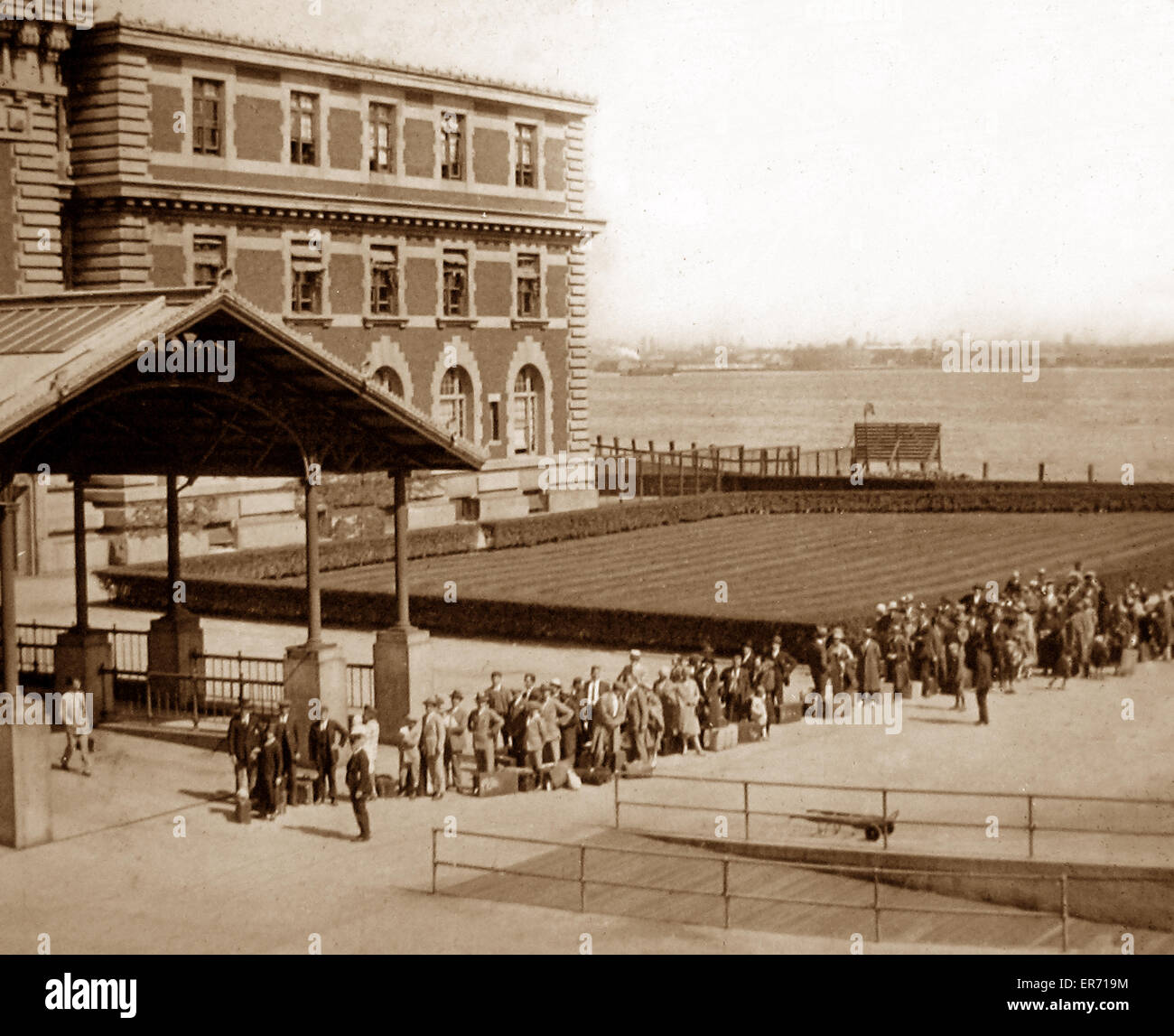 Gli immigrati che arrivano a Ellis Island New York pre 1900 Foto Stock
