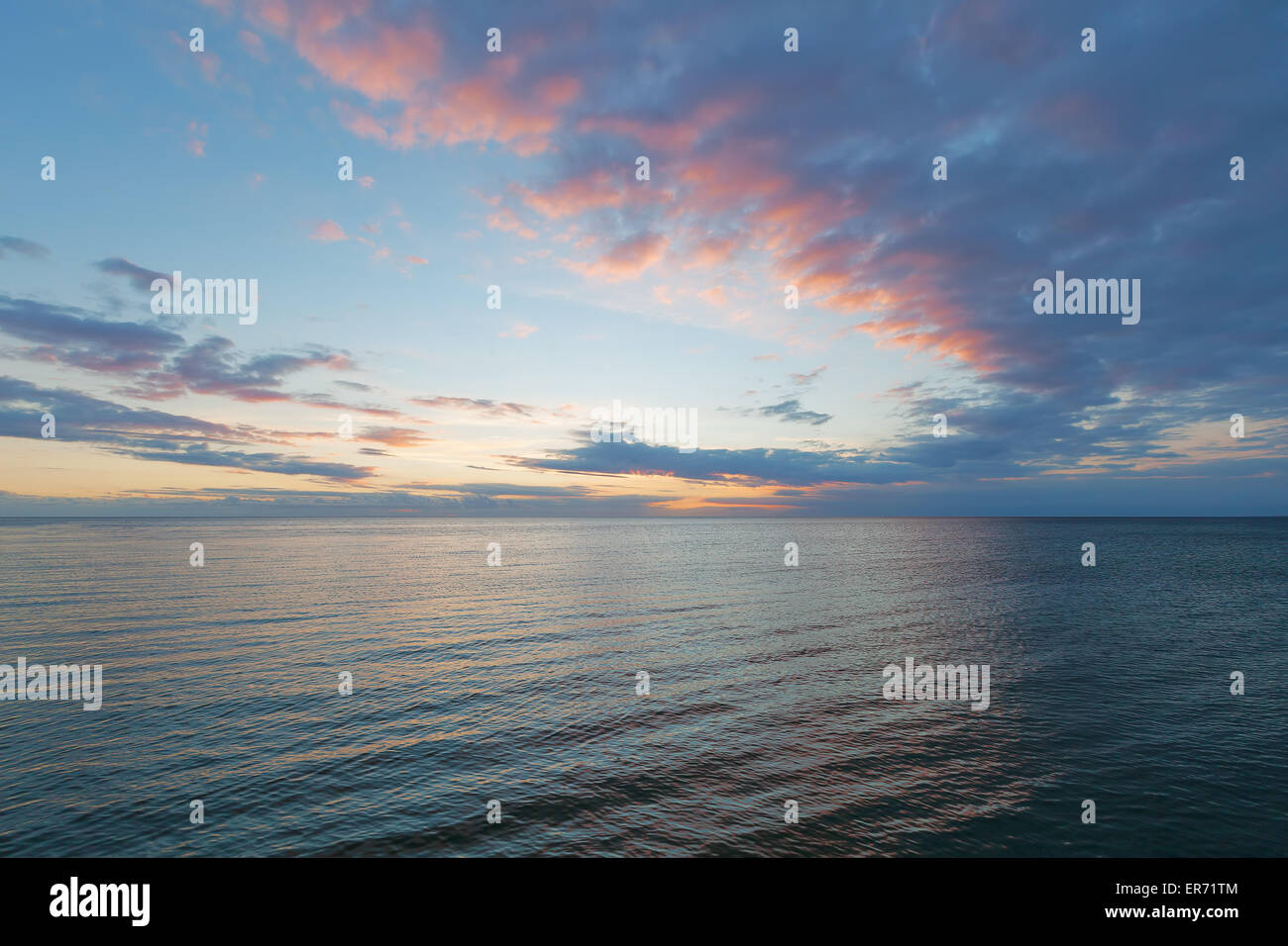 Acqua liscia superficie in arancione tramonto Colori Foto Stock