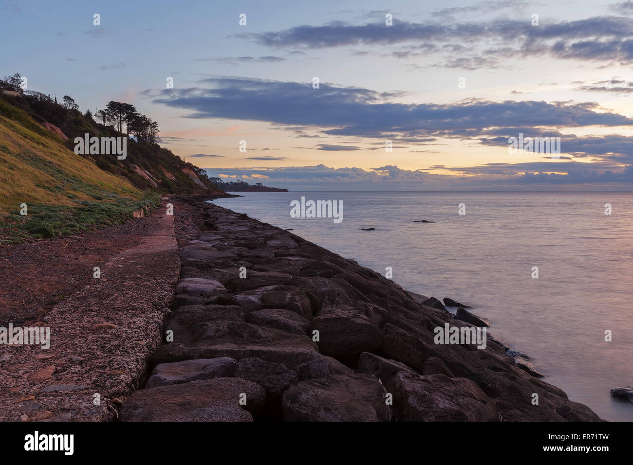 Seascape shot presi sulla spiaggia al tramonto, Penisola di Mornington, Victoria, Australia Foto Stock