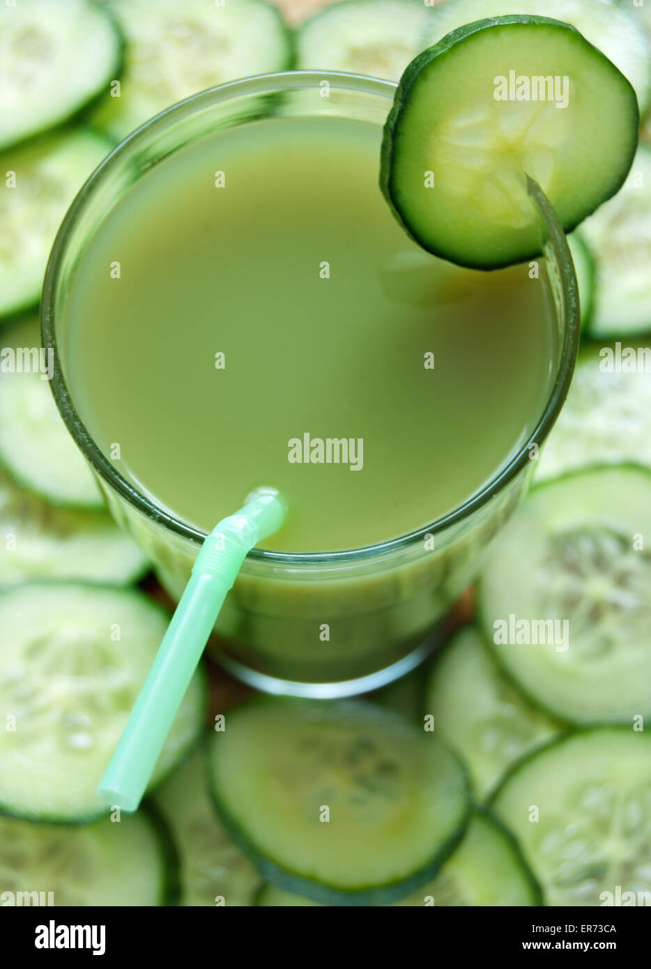 Fresche e vegetali detox succo con fette di cetriolo in background Foto Stock