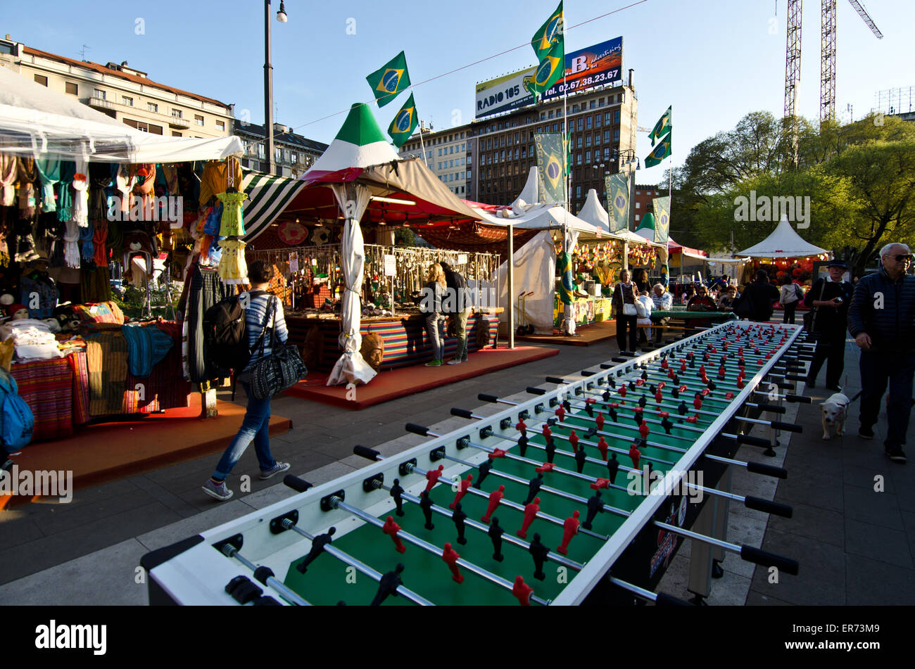 Giant Fussball tavolo da gioco al mercato di fronte a Milano stazione ferroviaria, Italia Foto Stock