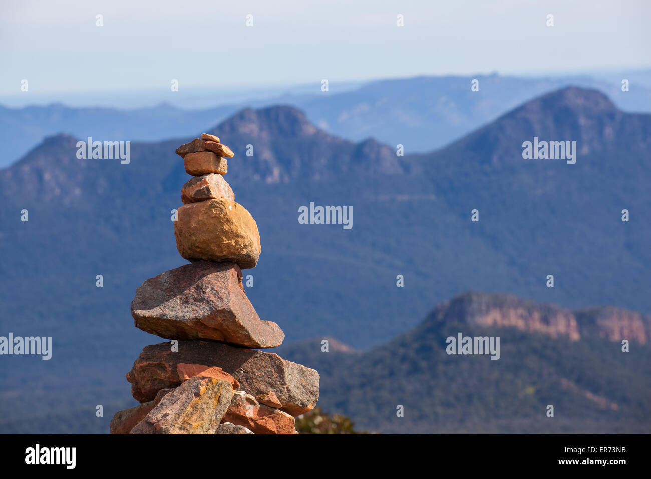 Il tumulo di pietra sulla sommità del monte Guglielmo, Parco Nazionale di Grampians, Victoria, Australia Foto Stock
