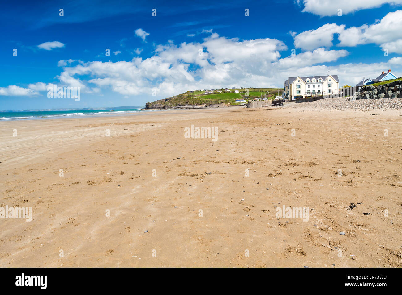 Splendida distesa di sabbia dorata a vasta Oasi Beach Wales UK Europa Foto Stock