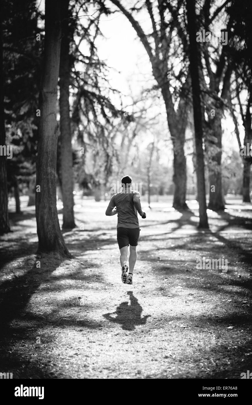 Un giovane uomo fa avanzare in un parco. Foto Stock