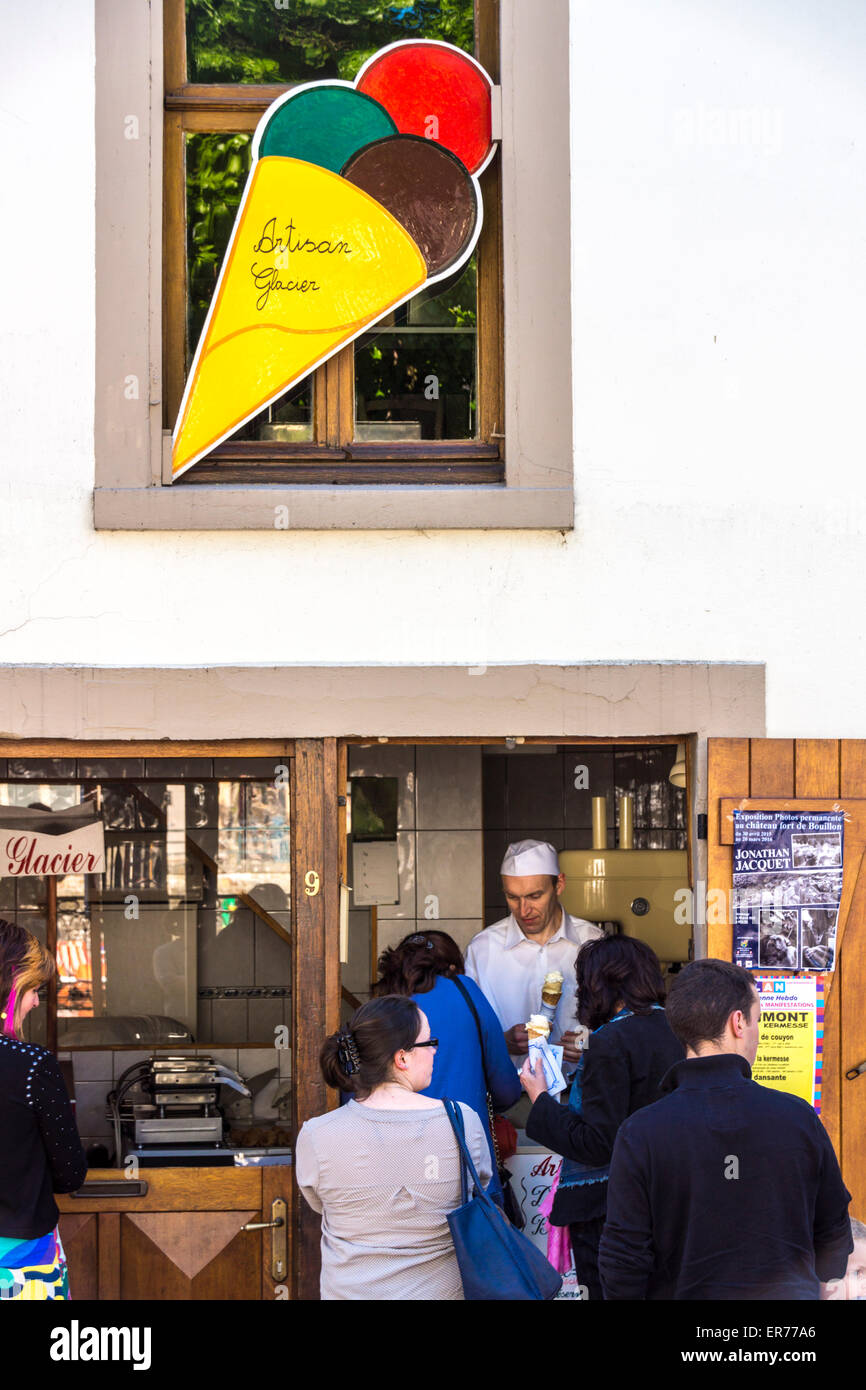 Bouillon, Belgio. Le persone in attesa in linea ad una gelateria Foto Stock