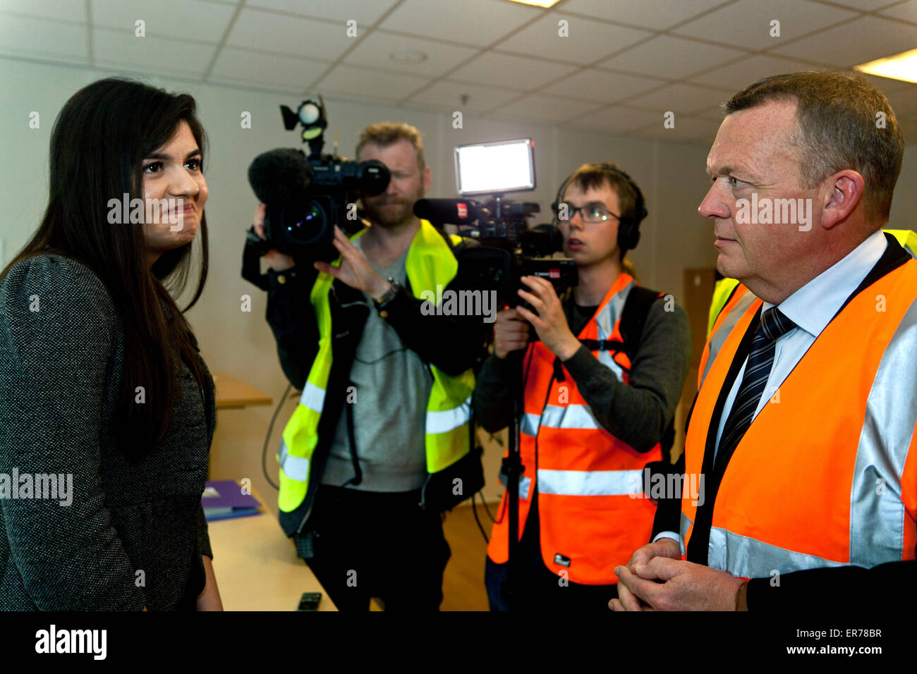 Greve, Danimarca, Maggio 28th, 2015: leader dell opposizione Lars Lokke Rasmussen (Venstre, leggere: i liberali) visite L'Oréal nordico del centro di distribuzione e parla di lavoratori stranieri. Qui ha incontrato la sig.ra Alexandra Lungu dalla Romania. Lavora con la logistica ed è in possesso di una laurea Credito: OJPHOTOS/Alamy Live News Foto Stock