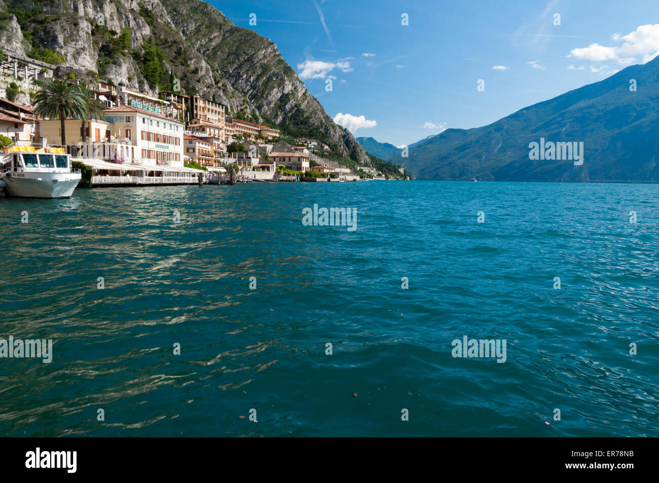 Vista del lago di Garda, dal Limone sul Garda, Brescia, Italia Foto Stock