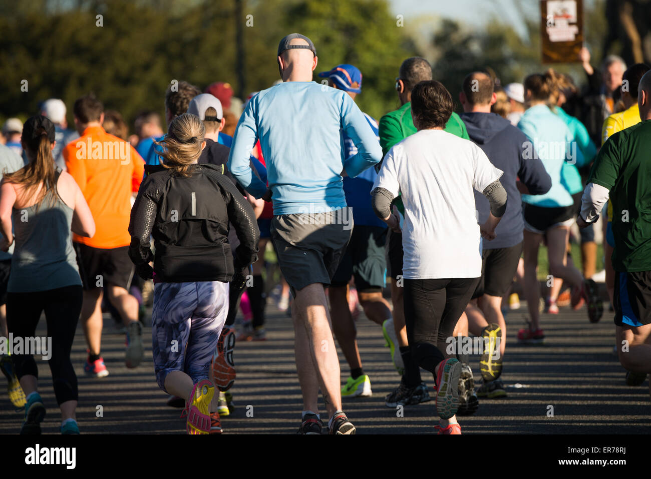 Cherry Blossom Ten Mile Run Washington DC // WASHINGTON DC - i corridori partecipano all'annuale Cherry Blossom Ten Mile Run di Washington DC. La popolare gara primaverile coincide con il National Cherry Blossom Festival, che attira migliaia di concorrenti e spettatori nella capitale della nazione. L'evento si svolge tra i famosi ciliegi della città, originariamente donati a Washington dal Giappone nel 1912. La gara, fondata nel 1973, è diventata uno dei principali eventi di corsa a distanza negli Stati Uniti, attirando sia i corridori d'élite che quelli ricreativi da tutto il paese. Foto Stock