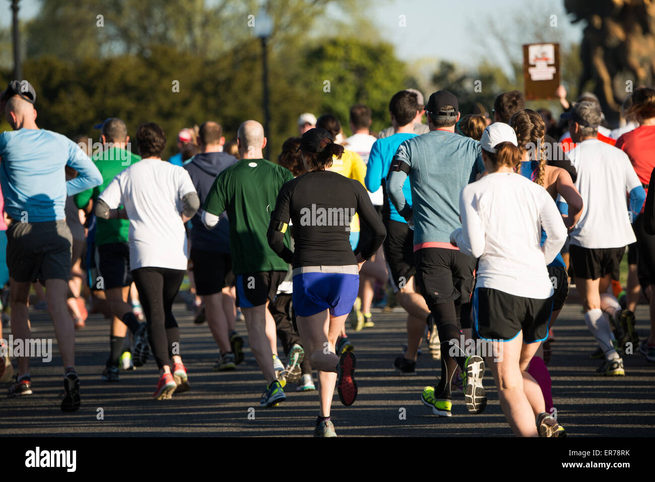 Cherry Blossom Ten Mile Run Runners Washington DC // WASHINGTON DC - i corridori partecipano all'annuale Cherry Blossom Ten Mile Run di Washington DC. La popolare gara primaverile coincide con il National Cherry Blossom Festival, che attira migliaia di concorrenti e spettatori nella capitale della nazione. L'evento si svolge tra i famosi ciliegi della città, originariamente donati a Washington dal Giappone nel 1912. La gara, fondata nel 1973, è diventata uno dei principali eventi di corsa a distanza negli Stati Uniti, attirando sia i corridori d'élite che quelli ricreativi da tutto il paese Foto Stock