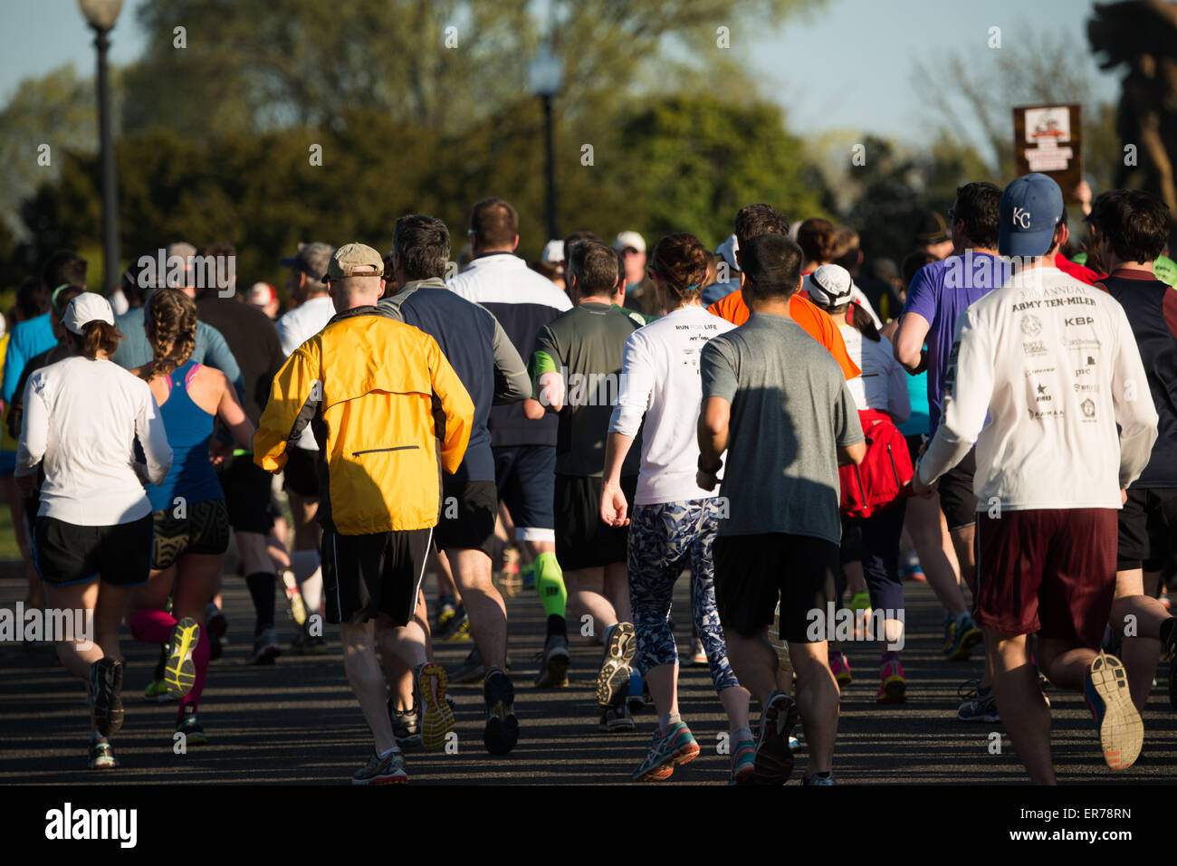 Cherry Blossom Ten Mile Run Washington DC // WASHINGTON DC - i corridori partecipano all'annuale Cherry Blossom Ten Mile Run di Washington DC. La popolare gara primaverile coincide con il National Cherry Blossom Festival, che attira migliaia di concorrenti e spettatori nella capitale della nazione. L'evento si svolge tra i famosi ciliegi della città, originariamente donati a Washington dal Giappone nel 1912. La gara, fondata nel 1973, è diventata uno dei principali eventi di corsa a distanza negli Stati Uniti, attirando sia i corridori d'élite che quelli ricreativi da tutto il paese. Foto Stock