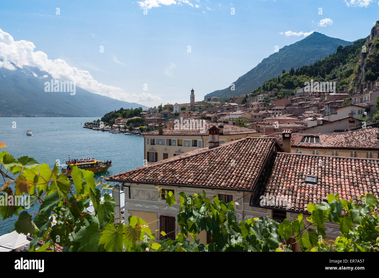Vista di Limone sul Garda Lago di Garda Brescia, Italia Foto Stock