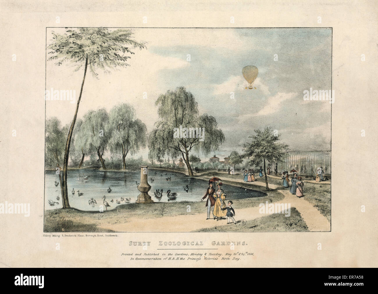 Surrey giardini zoologici. Stampa mostra un laghetto e la gente camminare a Surrey Zoological Gardens, Londra, Inghilterra, con un palloncino ascendente nella distanza. Stampare commemora il XVII anniversario della nascita della Principessa Victoria, 24 maggio 1836. (Fonte: Foto Stock