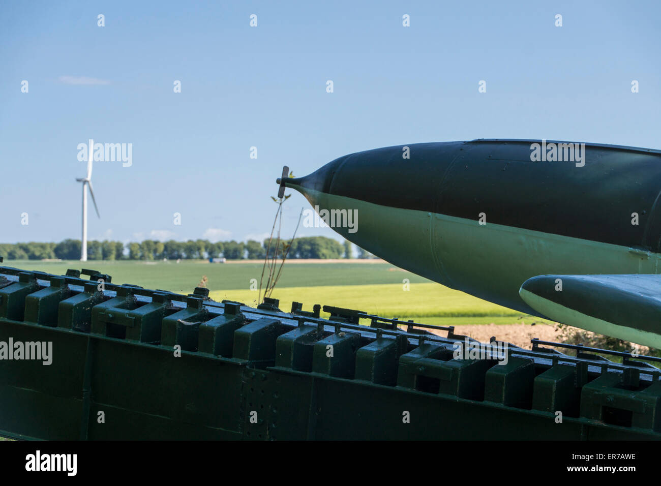 Val Ygot, Normandia, Francia. Un tedesco V-1 missile dalla Guerra Mondiale 2 sulla sua piattaforma di lancio. Turbina eolica in background. Foto Stock Val Ygot, Normandia, Francia. Un tedesco V-1 missile dalla Guerra Mondiale 2 sulla sua piattaforma di lancio. Turbina eolica in background. Foto Stock