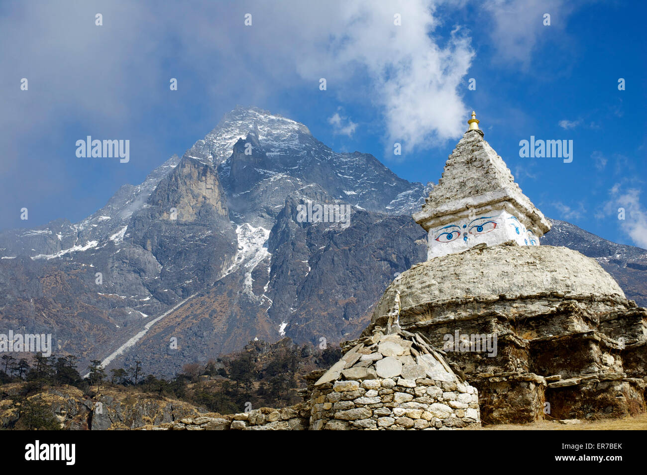 Montare Khumbila o Khumbi Yul Lha, nei pressi del villaggio di Khumjung, Nepal, è considerata sacra dai locali di Sherpa. Foto Stock