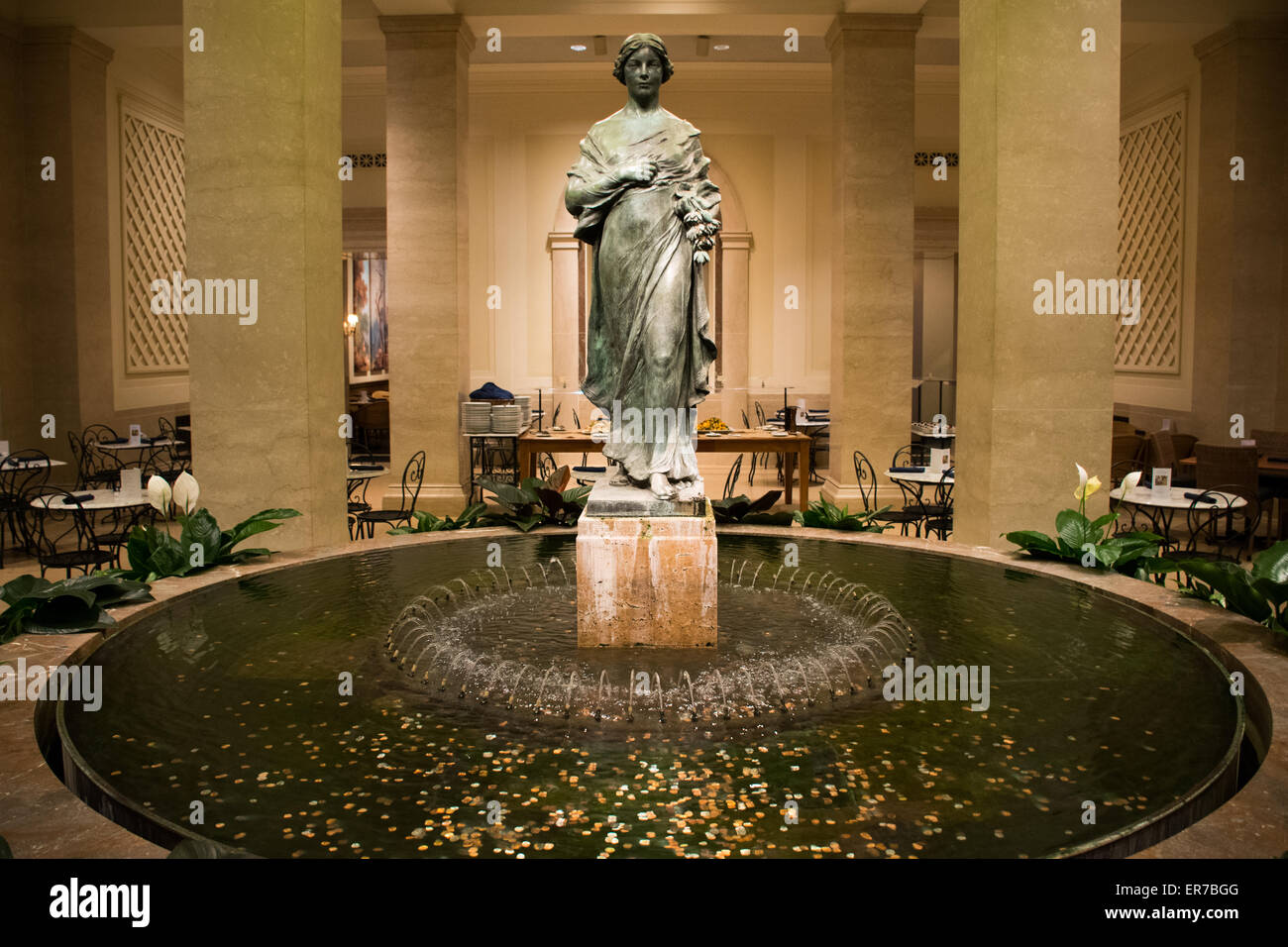 WASHINGTON DC, Stati Uniti — situata all'estremità orientale del National Mall, la National Gallery of Art ospita importanti collezioni di opere d'arte dal Medioevo ad oggi. È stato istituito privatamente nel 1937. La National Gallery of Art è rinomata per la sua collezione di arte europea e americana, che offre una cronologia completa dello sviluppo artistico dal Medioevo ai giorni nostri. Il suo stimato status di museo pubblico gratuito sottolinea il suo significato nazionale e il suo impegno per l'educazione artistica. Foto Stock