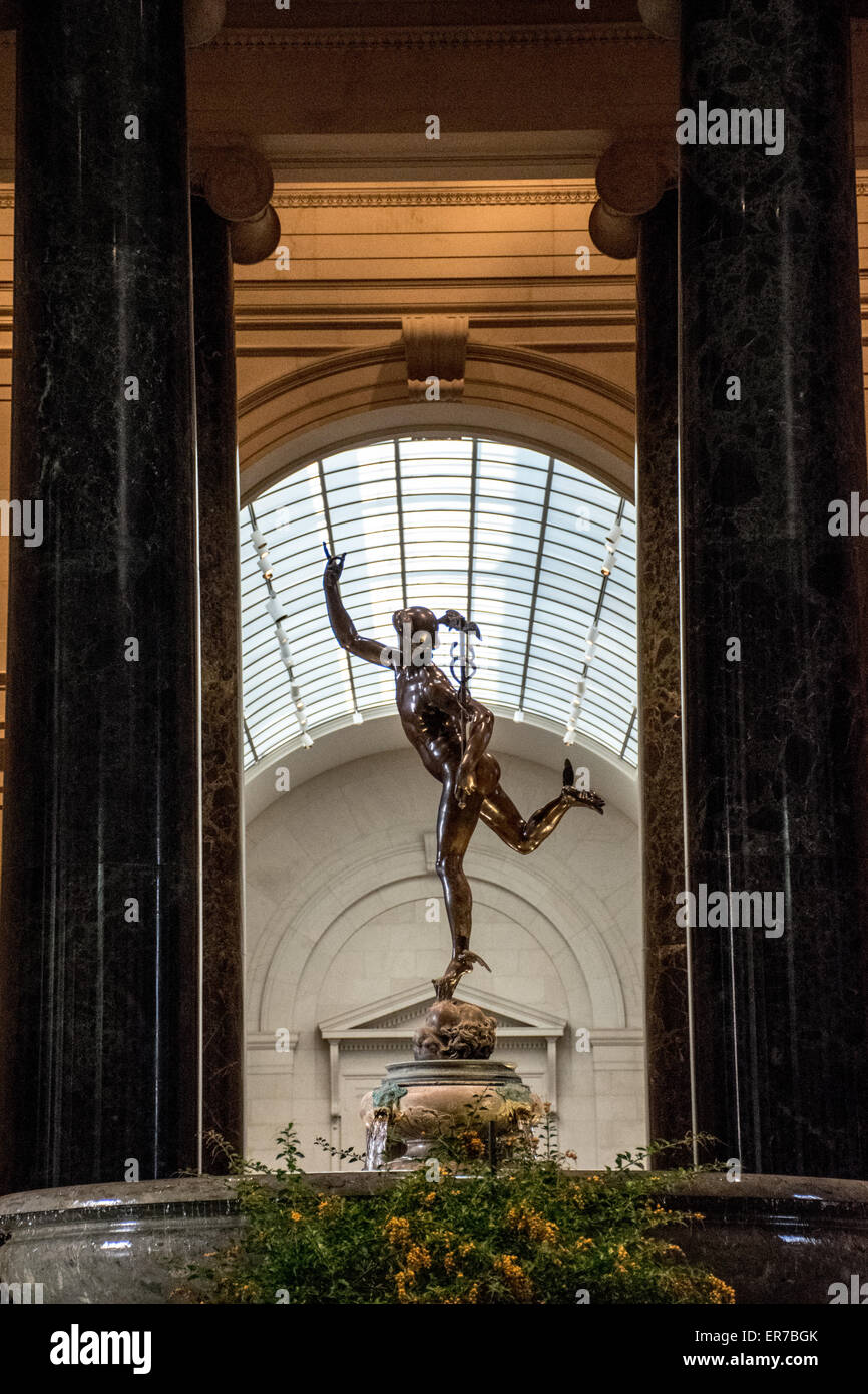National Gallery of Art, statua di mercurio Washington DC // WASHINGTON DC — situata all'estremità orientale del National Mall, la National Gallery of Art ospita importanti collezioni di opere d'arte dal Medioevo ad oggi. Fu fondata privatamente nel 1937. La National Gallery of Art è rinomata per la sua collezione di arte europea e americana, che offre una linea temporale completa di sviluppo artistico dal Medioevo ai giorni nostri. Il suo stimato status di museo pubblico gratuito sottolinea il suo significato nazionale e l'impegno per l'educazione artistica. Foto Stock