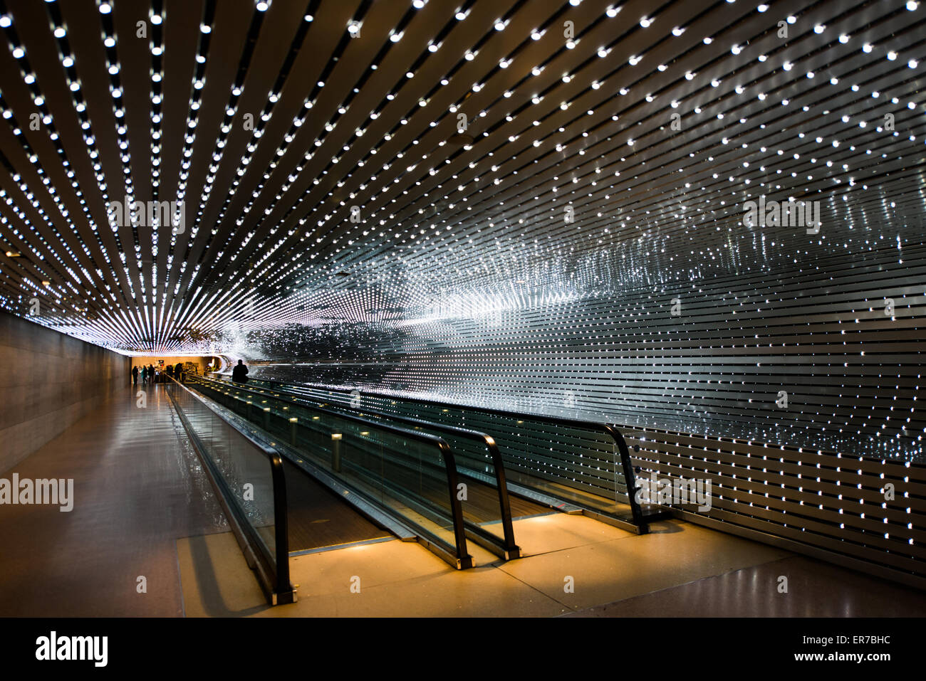 National Gallery of Art Moving Walkway Washington DC // WASHINGTON DC — situata all'estremità orientale del National Mall, la National Gallery of Art presenta importanti collezioni di opere d'arte dal Medioevo ad oggi. Fu fondata privatamente nel 1937. La National Gallery of Art è rinomata per la sua collezione di arte europea e americana, che offre una linea temporale completa di sviluppo artistico dal Medioevo ai giorni nostri. Il suo stimato status di museo pubblico gratuito sottolinea il suo significato nazionale e l'impegno per l'educazione artistica. Foto Stock