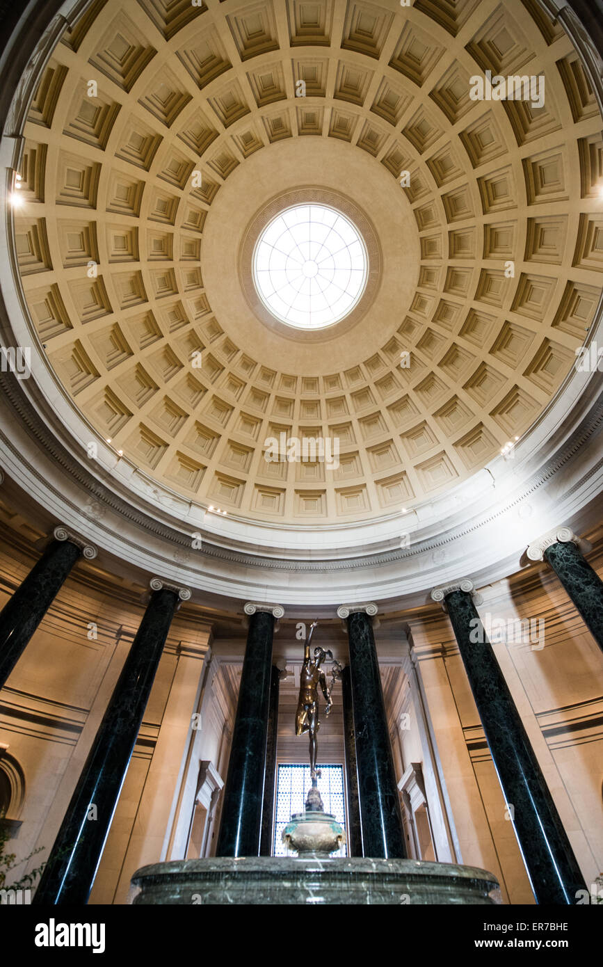 National Gallery of Art Rotunda Washington DC // WASHINGTON DC — situata all'estremità orientale del National Mall, la National Gallery of Art presenta importanti collezioni di opere d'arte dal Medioevo ad oggi. Fu fondata privatamente nel 1937. La National Gallery of Art è rinomata per la sua collezione di arte europea e americana, che offre una linea temporale completa di sviluppo artistico dal Medioevo ai giorni nostri. Il suo stimato status di museo pubblico gratuito sottolinea il suo significato nazionale e l'impegno per l'educazione artistica. Foto Stock