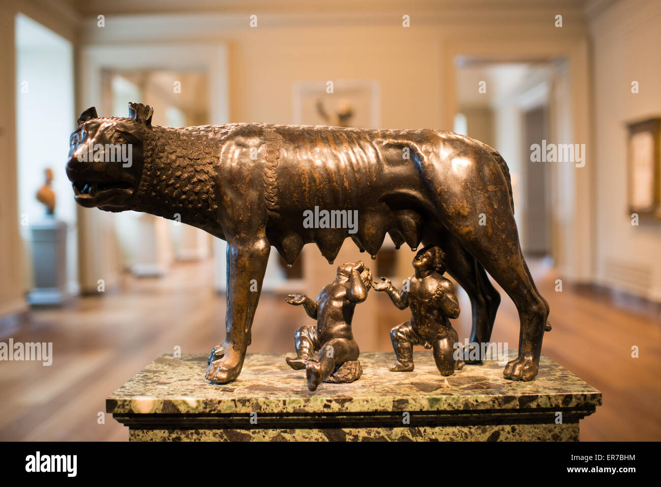 WASHINGTON DC, Stati Uniti — situata all'estremità orientale del National Mall, la National Gallery of Art ospita importanti collezioni di opere d'arte dal Medioevo ad oggi. È stato istituito privatamente nel 1937. La National Gallery of Art è rinomata per la sua collezione di arte europea e americana, che offre una cronologia completa dello sviluppo artistico dal Medioevo ai giorni nostri. Il suo stimato status di museo pubblico gratuito sottolinea il suo significato nazionale e il suo impegno per l'educazione artistica. Foto Stock