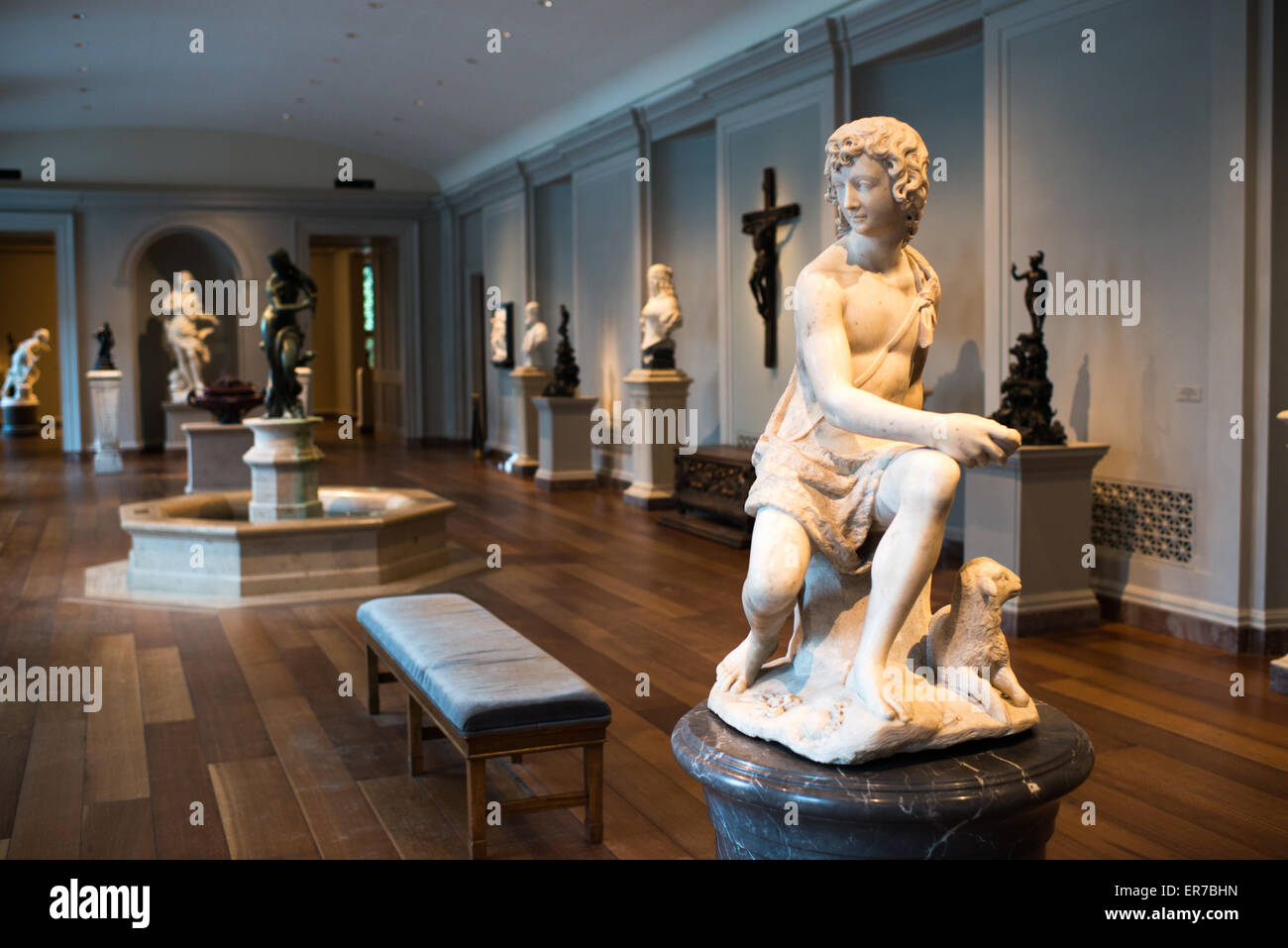 WASHINGTON DC, Stati Uniti — situata all'estremità orientale del National Mall, la National Gallery of Art ospita importanti collezioni di opere d'arte dal Medioevo ad oggi. È stato istituito privatamente nel 1937. La National Gallery of Art è rinomata per la sua collezione di arte europea e americana, che offre una cronologia completa dello sviluppo artistico dal Medioevo ai giorni nostri. Il suo stimato status di museo pubblico gratuito sottolinea il suo significato nazionale e il suo impegno per l'educazione artistica. Foto Stock