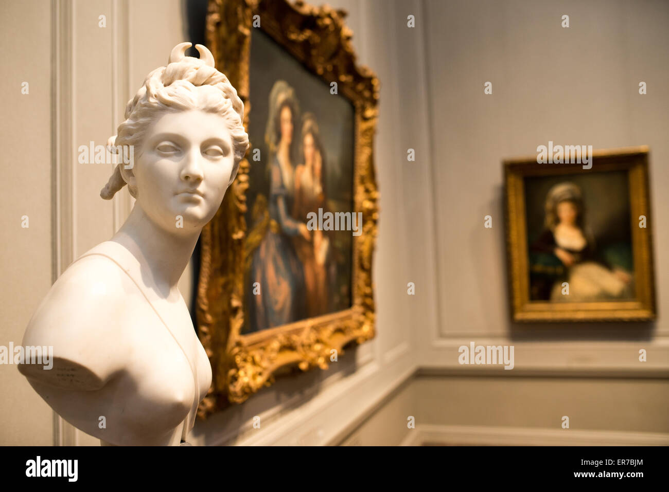 WASHINGTON DC, Stati Uniti — Una statua di marmo intitolata Diana (1778) dello scultore francese Jean-Antonine Houdon (1741-1828) in mostra alla National Gallery of Art Situata all'estremità orientale del National Mall, la National Gallery of Art ospita importanti collezioni di opere d'arte dal Medioevo ad oggi. È stato istituito privatamente nel 1937. La National Gallery of Art è rinomata per la sua collezione di arte europea e americana, che offre una cronologia completa dello sviluppo artistico dal Medioevo ai giorni nostri. Il suo stimato status di museo pubblico gratuito sottolinea il suo Foto Stock