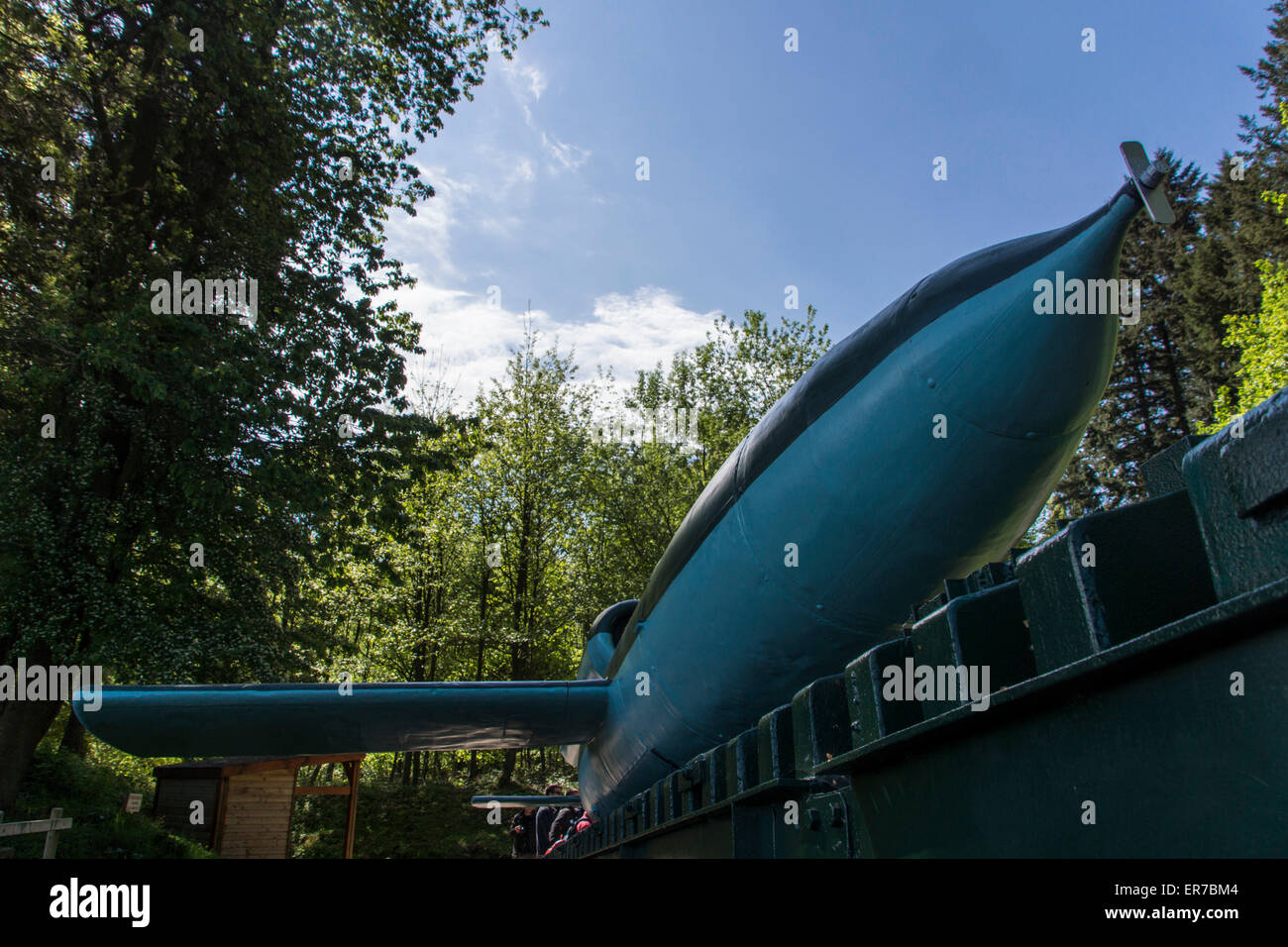 Val Ygot, Normandia, Francia. Un tedesco V-1 missile dalla Guerra Mondiale 2 sulla sua piattaforma di lancio. Foto Stock Val Ygot, Normandia, Francia. Un tedesco V-1 missile dalla Guerra Mondiale 2 sulla sua piattaforma di lancio. Foto Stock