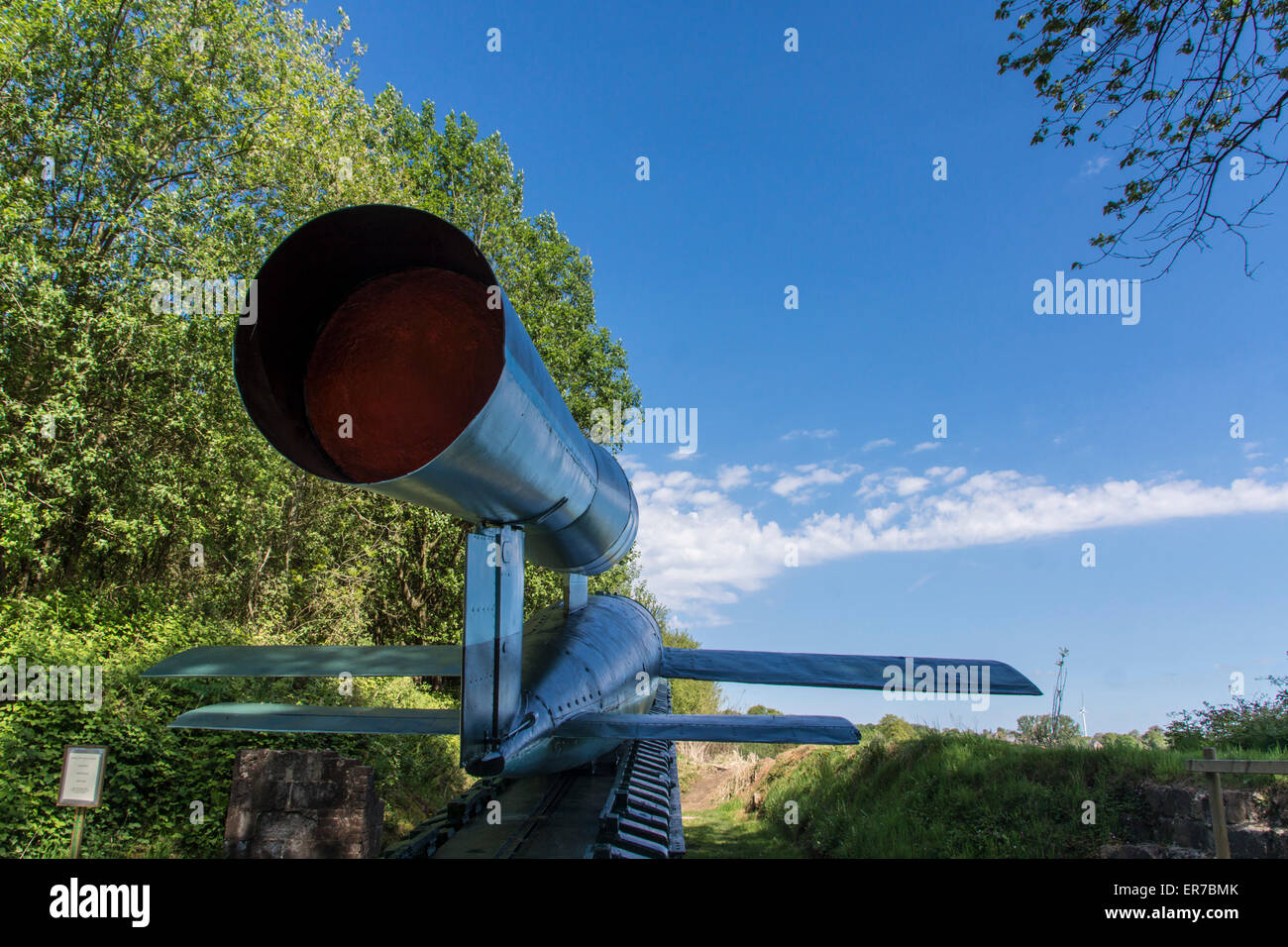 Val Ygot, Normandia, Francia. Un tedesco V-1 missile dalla Guerra Mondiale 2 sulla sua piattaforma di lancio. Foto Stock Val Ygot, Normandia, Francia. Un tedesco V-1 missile dalla Guerra Mondiale 2 sulla sua piattaforma di lancio. Foto Stock