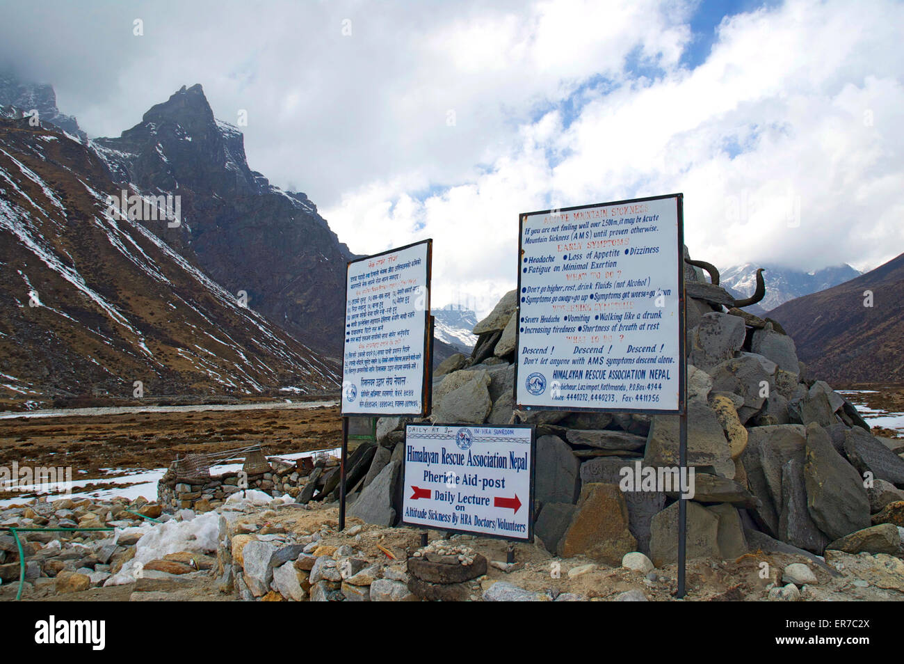 Segnali di avvertimento di malessere da altitudine a Pheriche sull'Everest basecamp trail. Foto Stock