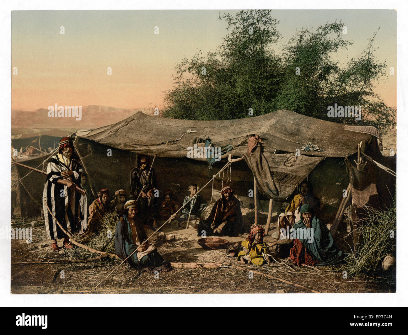 Tenda beduina e occupanti, Terra Santa Foto Stock