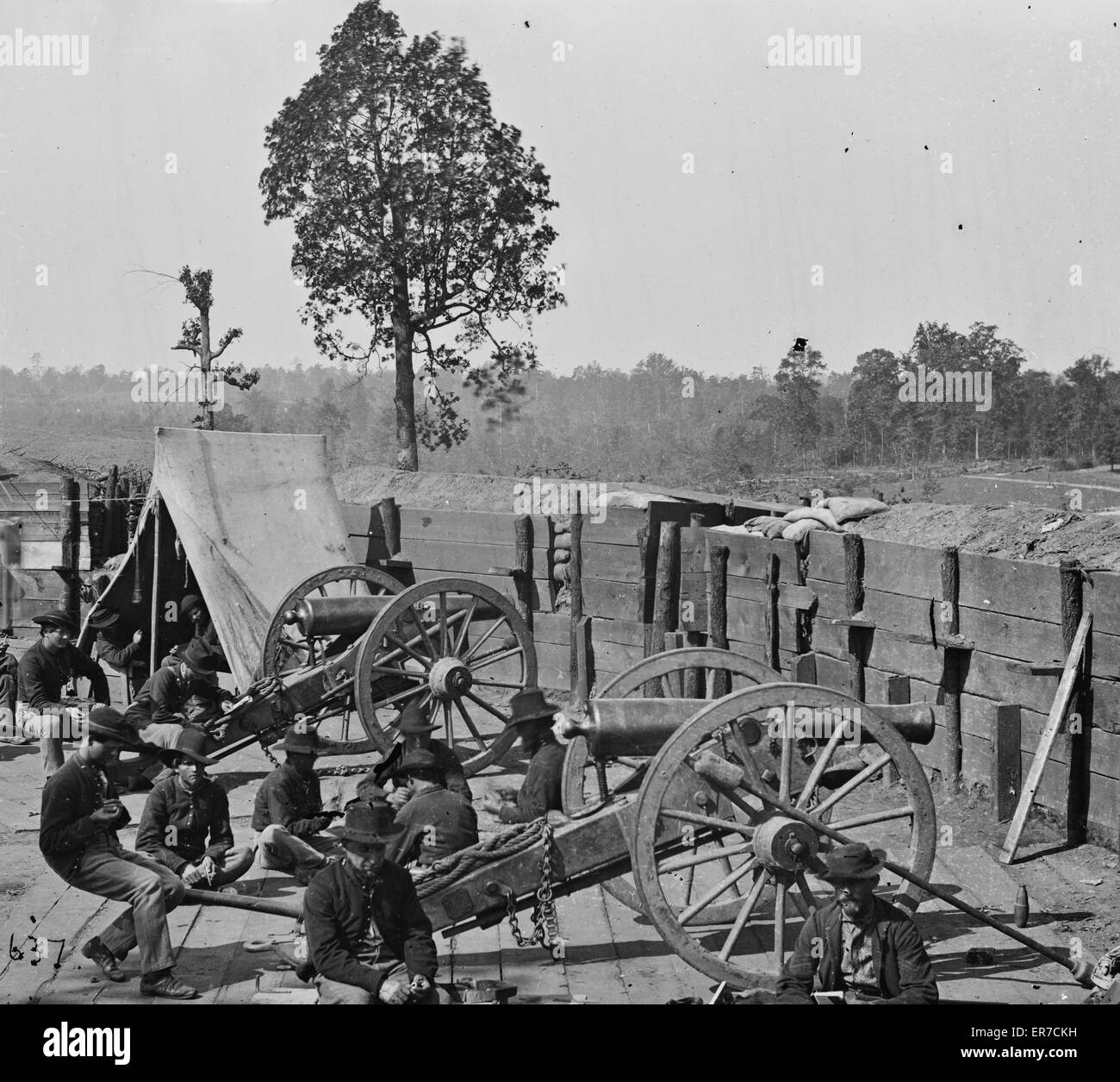 Atlanta, GA. Soldati federali che si rilassano con le pistole catturate di f Foto Stock