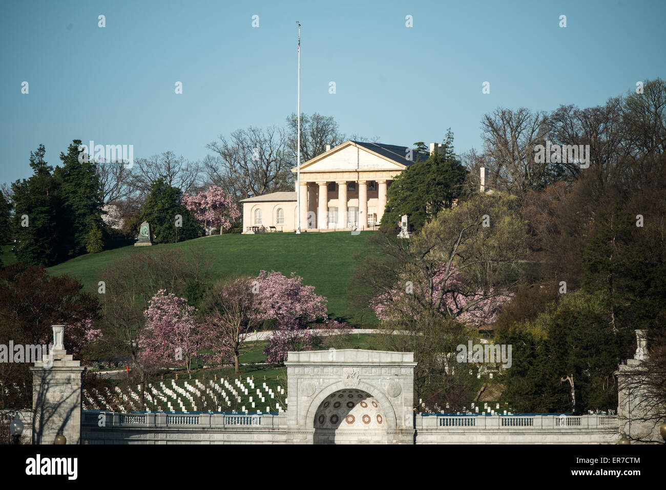 ARLINGTON, Virginia - Arlington House, l'ex casa di Robert E. Lee, sorge in cima a una collina che domina il cimitero nazionale di Arlington. Originariamente costruita tra il 1802-1818 per George Washington Parke Custis, la villa revival greca divenne in seguito residenza di Lee attraverso il matrimonio. Il sito è stato convertito in un cimitero nazionale durante la guerra civile. Foto Stock