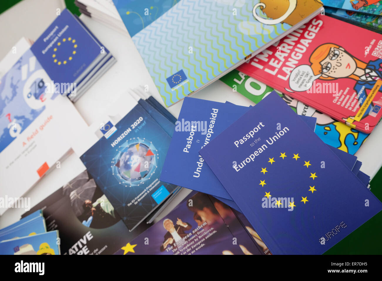 Unione Europea Unione Europea stand promozionale presso il Festival di fieno Regno Unito con una vasta gamma di materiale di marketing destinate principalmente ai giovani. Foto Stock