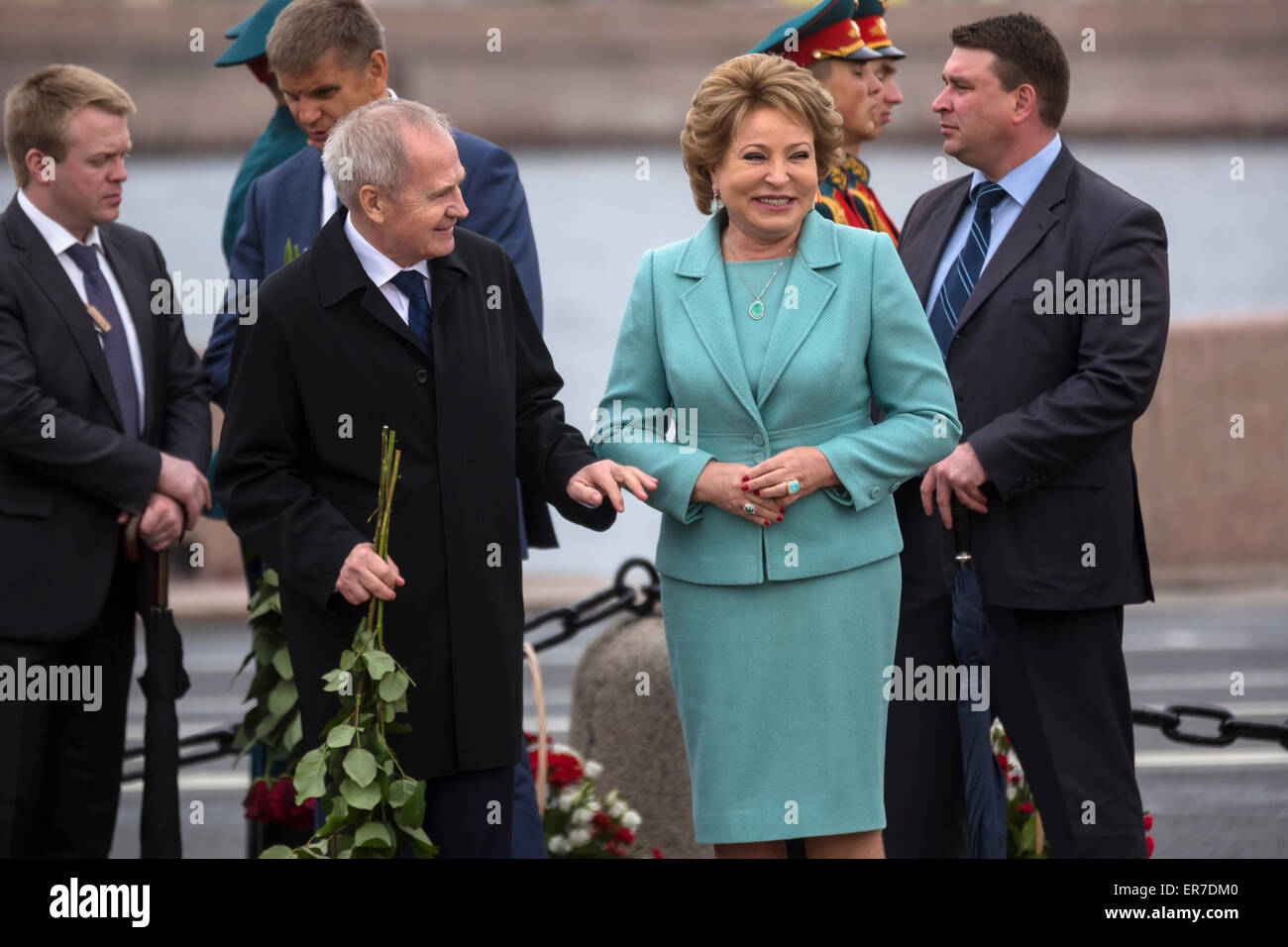 San Pietroburgo, Russia. 27 Maggio, 2015. Dignitari ha segnato il 312º anniversario di fondazione della città di San Pietroburgo con la posa di omaggi floreali presso il monumento di Pietro il Grande Foto Stock